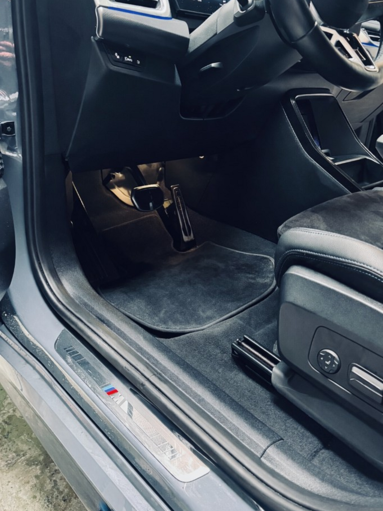 Pristine interieur – bestuurderszijde en pedalen